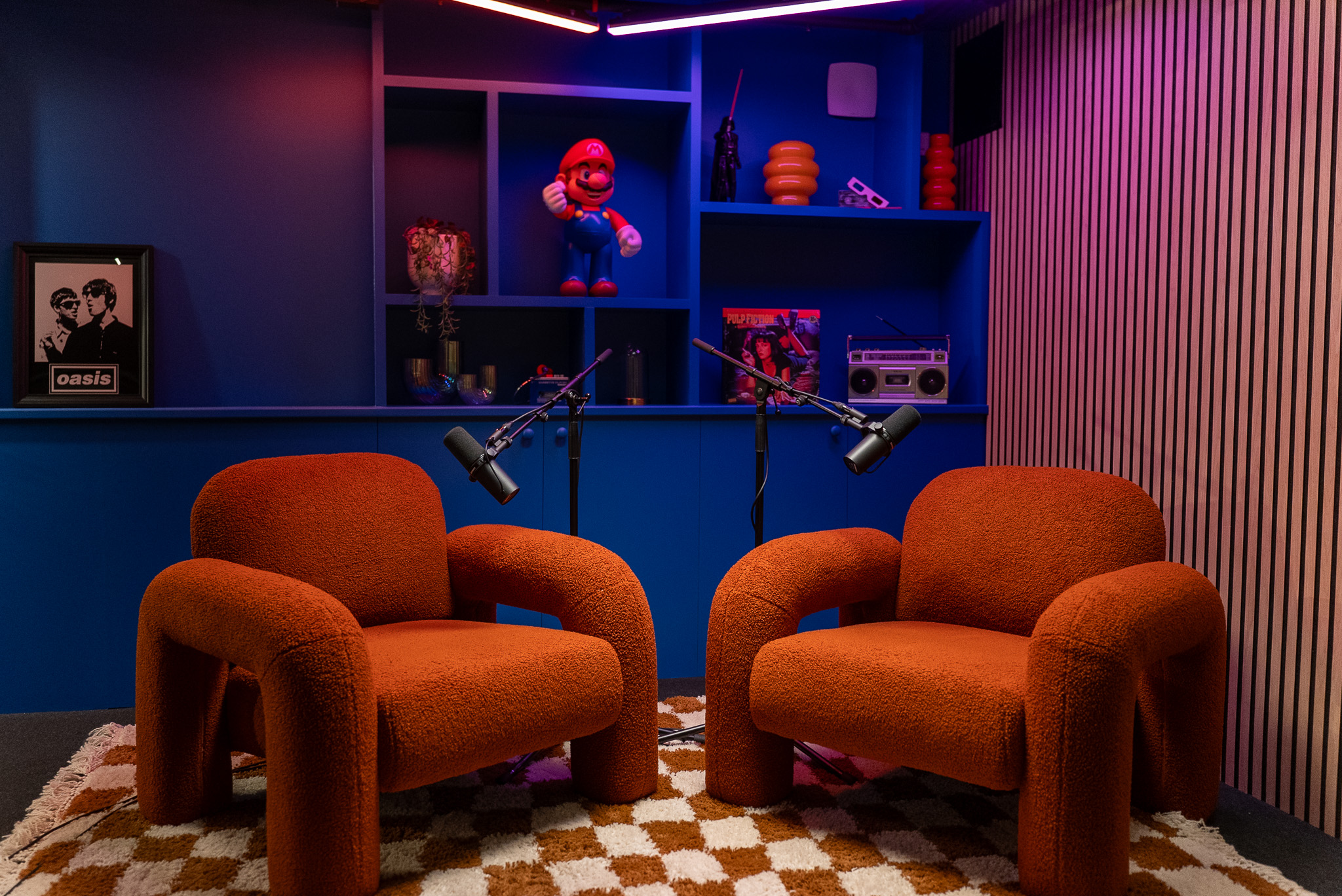 Studio de podcast à Cannes : plan large table d’enregistrement, micros et console (objo)