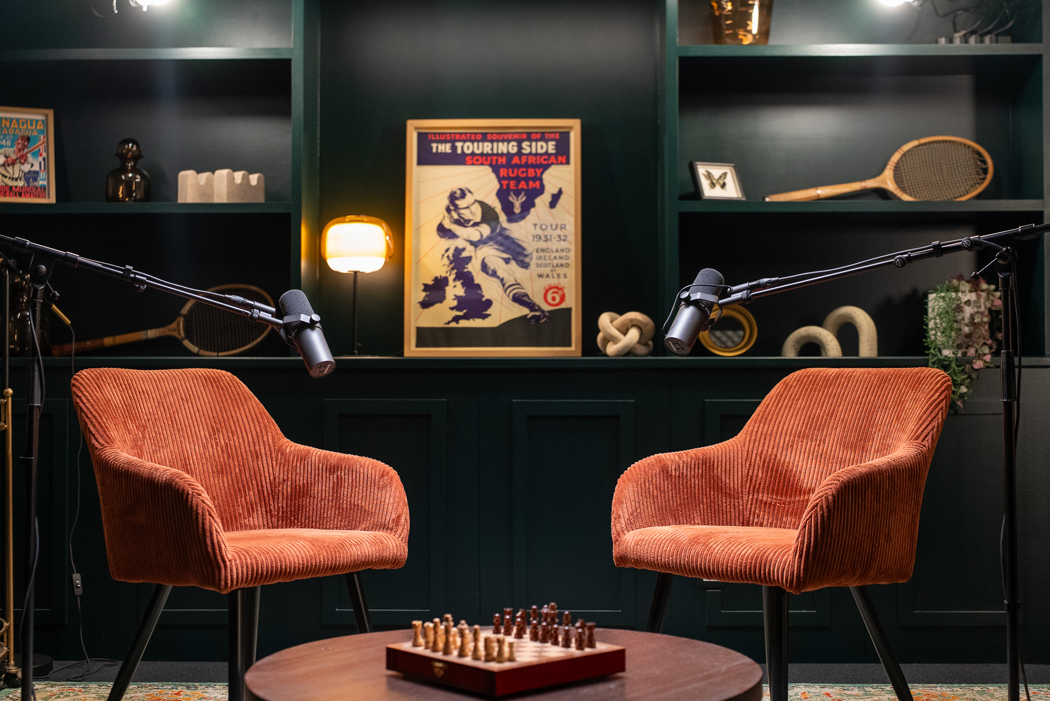 Studio de podcast à Cannes : plan large du setup d’enregistrement (objo)